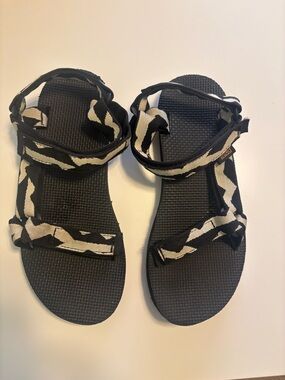 Teva Women’s Universal Size 7 EUC